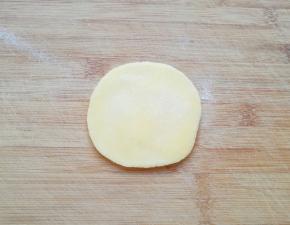 取一份小面团擀成中间厚边缘薄的月饼皮。