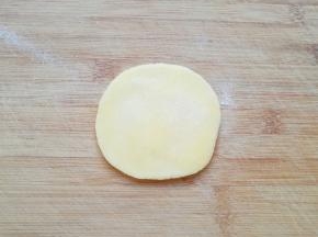 取一份小面团擀成中间厚边缘薄的月饼皮。