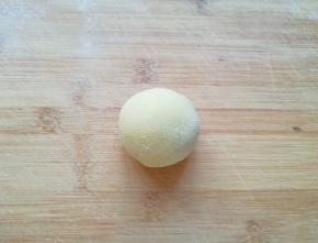 像包包子一样包好，翻过来揉圆。