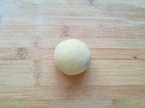 像包包子一样包好，翻过来揉圆。
