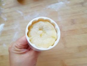 面团上滚上一层干粉，放入月饼模具里面。