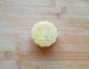 轻轻按压一下，一个冰皮月饼就完整脱模了。