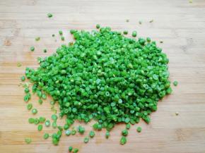 豇豆洗干净焯水，晾凉以后切碎。