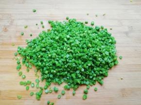 豇豆洗干净焯水，晾凉以后切碎。