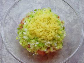 准备好肉馅，葱和姜分别切成碎末放在肉馅上。