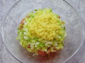 准备好肉馅，葱和姜分别切成碎末放在肉馅上。
