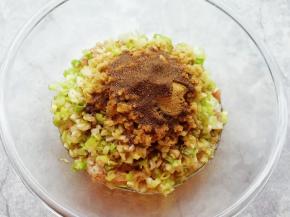 炒锅内倒适量的食用油烧热，泼在十三香上面，激出香味。