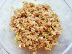 搅拌均匀，让肉馅静置一会儿。