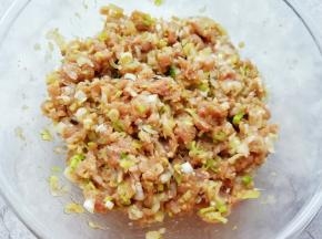 搅拌均匀，让肉馅静置一会儿。