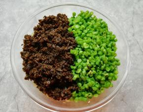 加入切碎的豇豆和芽菜。