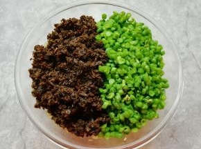 加入切碎的豇豆和芽菜。