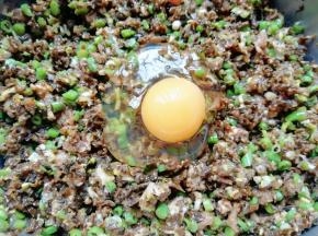 放糖、鲜贝露和香油，再打入一个鸡蛋搅拌均匀。