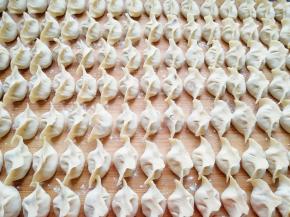 准备好饺子皮，包成自己喜欢的样子。