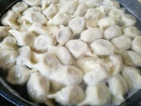 锅内放水烧开，下入饺子煮熟。