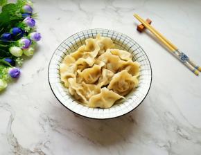 美味的芽菜大肉馅饺子。