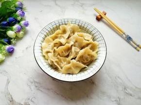 美味的芽菜大肉馅饺子。