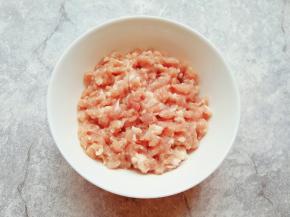 加入生姜水，朝着一个方向搅打上劲。