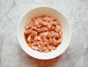 加入香油搅打均匀。