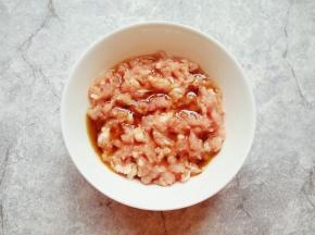加入香油搅打均匀。