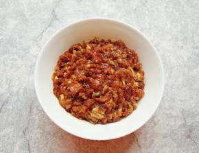 做好的肉馅放入冰箱冷藏备用。