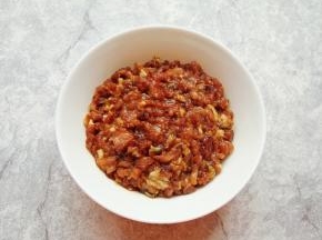 做好的肉馅放入冰箱冷藏备用。