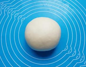 将油皮的所有食材放在一起，揉成光滑的面团，装进保鲜袋松弛半个小时。