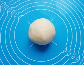 将酥皮的食材放在一起，揉捏成团。