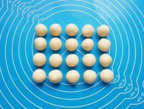 分成20份（差不多7g一份），搓圆备用。