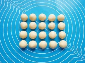 分成20份（差不多7g一份），搓圆备用。