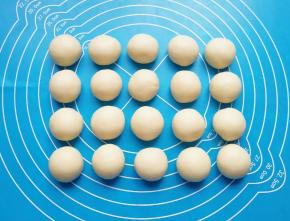 松弛好的油皮面团也分成20份（差不多16-17g一份），搓圆盖上保鲜膜备用。