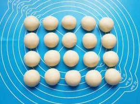 松弛好的油皮面团也分成20份（差不多16-17g一份），搓圆盖上保鲜膜备用。