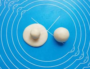 取一个油皮面团压扁，放上油酥面团包好。