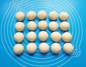 所有的油酥包好以后收口朝下摆放，盖上保鲜膜备用。