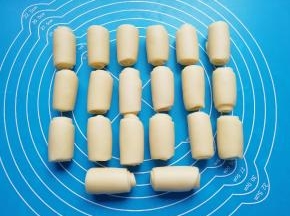 盖上保鲜膜松弛15分钟。