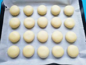 烤盘上铺油纸，放上做好的鲜肉酥饼。