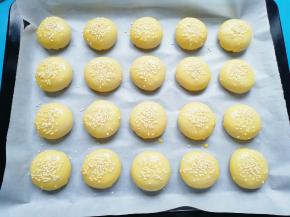 刷上一层蛋黄液，撒上熟白芝麻。