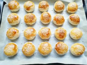 鲜肉酥饼出炉啦（注意鲜肉酥饼的表皮颜色，觉得上色满意以后就在上面盖张锡纸）！