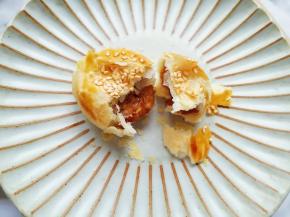 掰开一个看看，酥得掉渣。