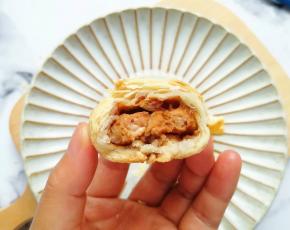 咬一口，表皮层层酥脆，肉馅鲜嫩多汁，好吃到没朋友。