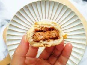 咬一口，表皮层层酥脆，肉馅鲜嫩多汁，好吃到没朋友。