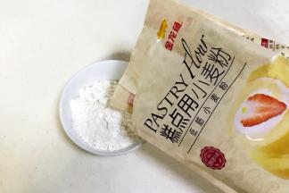 金龙鱼糕点用小麦粉和泡打粉混合拌匀。