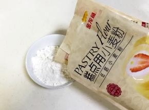 金龙鱼糕点用小麦粉和泡打粉混合拌匀。