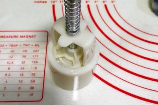 给月饼模刷上油，放入冰皮团。