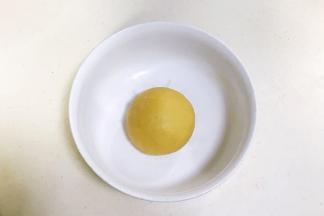 用手揉成光滑的面团，盖上保鲜膜入冰箱冷藏30分钟。