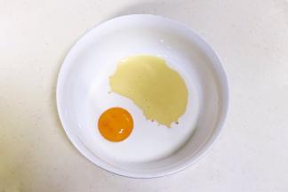 炼乳、牛奶和蛋黄一起搅拌均匀。