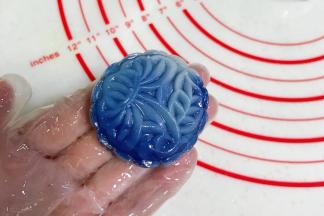 按压出冰皮月饼的形状。