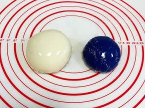 蒸好的冰皮稍放凉后揉匀成团，包好保鲜膜入冰箱冷藏30分钟。