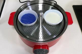 盖上保鲜膜，用牙签扎几个孔洞，入万慕智能升降锅中。