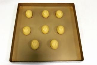 8克面团分出每个约0.5克小面团，双手搓成长椭圆状，依次给粘上。