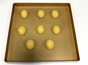 8克面团分出每个约0.5克小面团，双手搓成长椭圆状，依次给粘上。